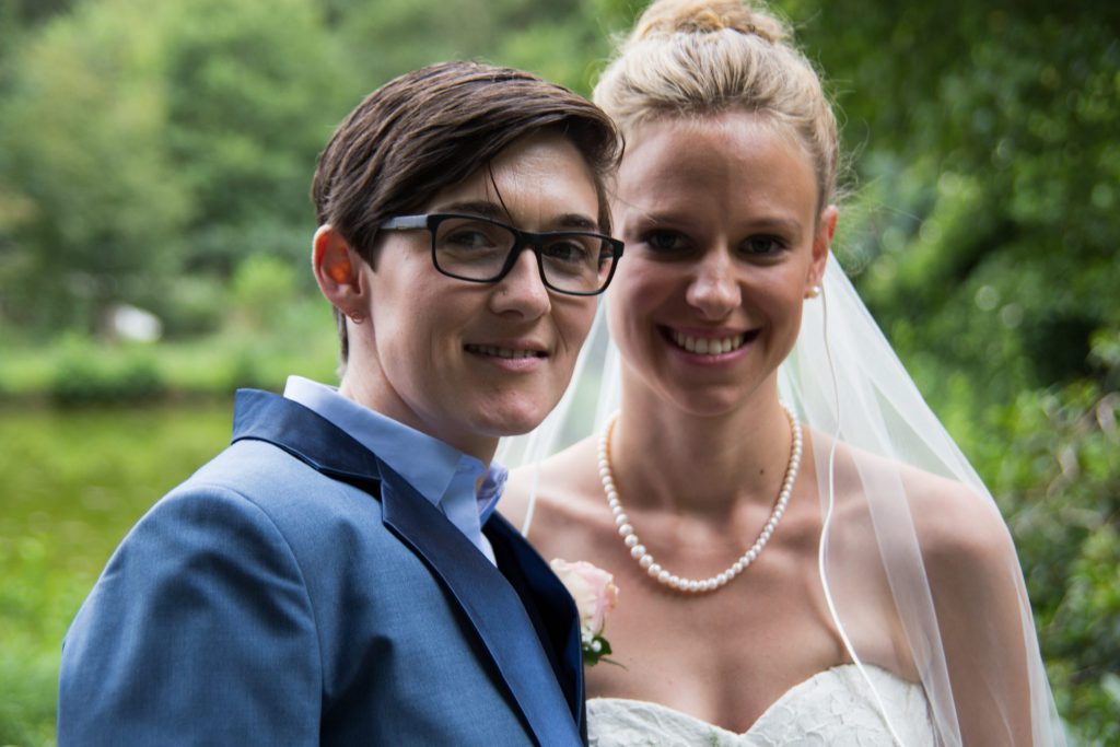 Braut und Braut nach der queeren Hochzeit - Ehe für Alle