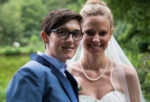 Braut und Braut nach der queeren Hochzeit - Ehe für Alle