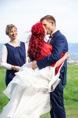 Brautpaar küsst sich zum Abschluss der Trauzeremonie