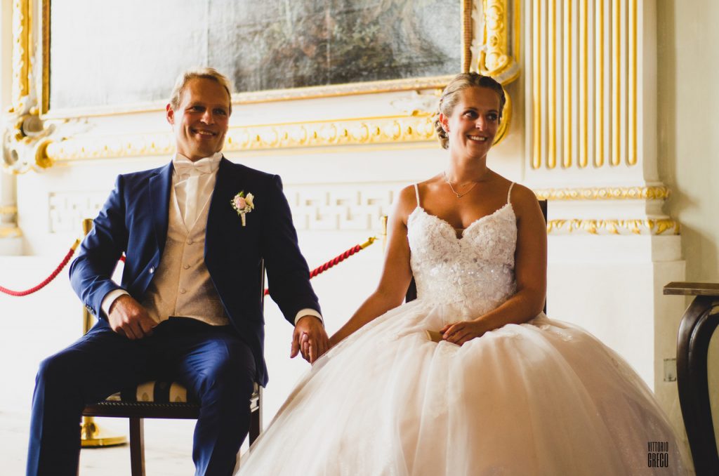 Brautpaar bei Märchenhochzeit in einem Schloss