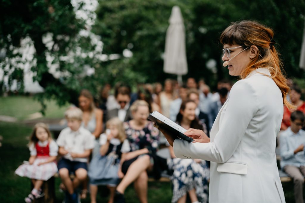 Traurednerin Veronika hält eine emotionale Hochzeitsrede | Strauß & Fliege