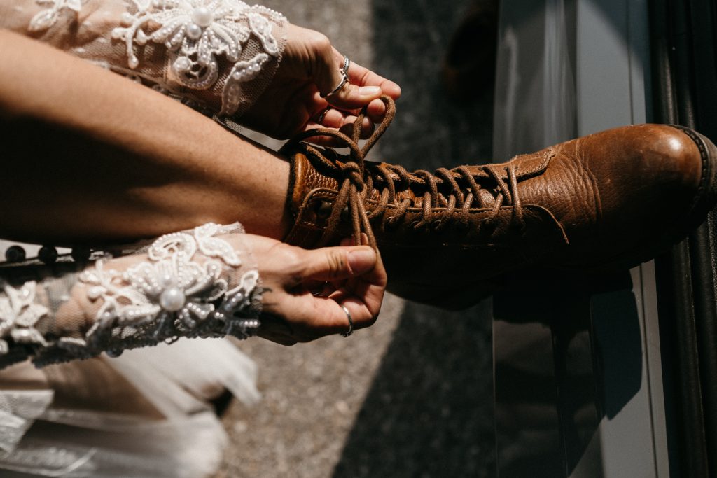 Die Braut trägt Wanderschuhe für die Elopement Hochzeit in den Bergen | Strauß & Fliege