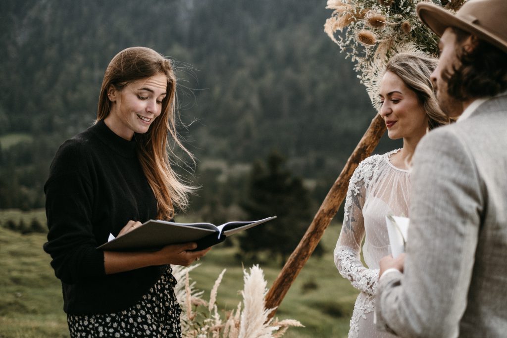 Hochzeit zu zweit: Traurede bei einer Elopement Hochzeit in den Alpen | Strauß & Fliege