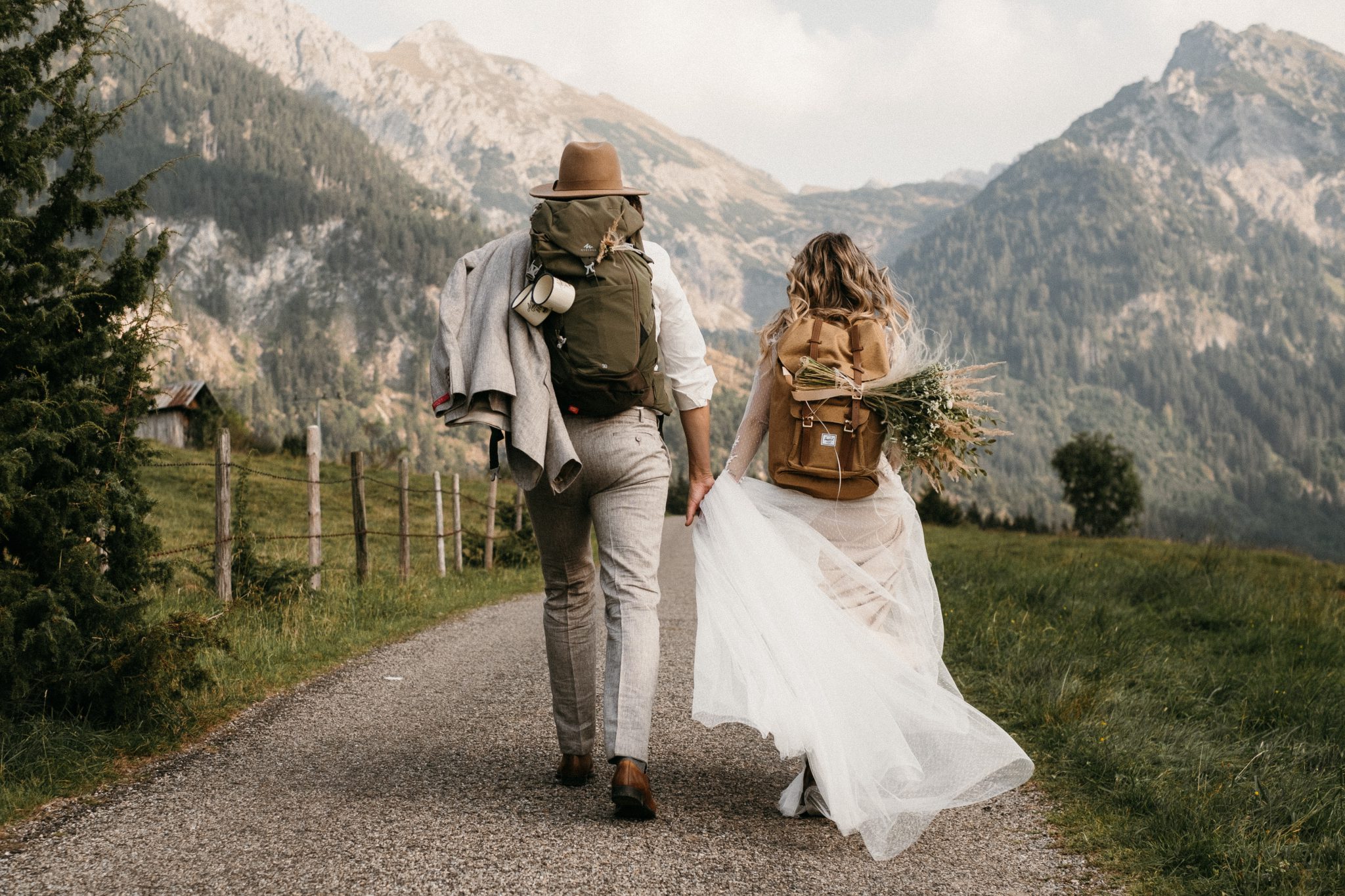 Echte Paare berichten von ihrer Elopement Hochzeit Strauß & Fliege