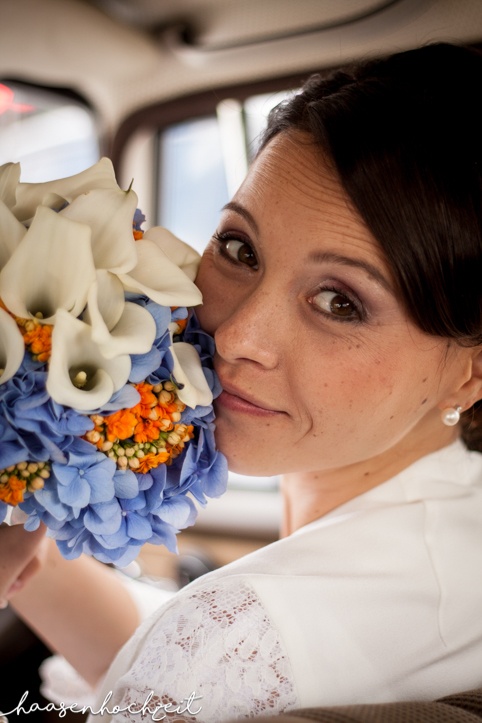 Braut mit Designer Blumenstrauß | Strauß & Fliege