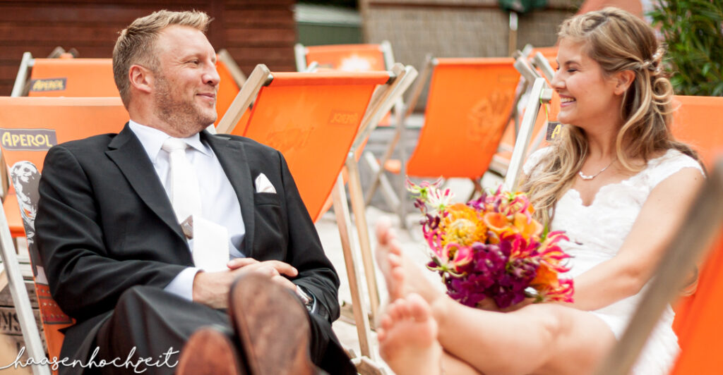 Brautpaar am Strand in Liegestühle bei Elopement Destination Wedding | Strauß & Fliege