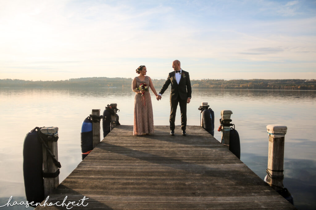 Brautpaar nach der Trauzeremonie auf einem Bootssteg