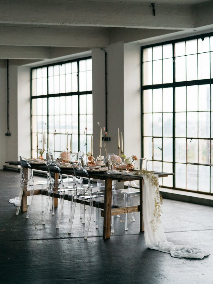 Wunderschön dekorierter Hochzeitstisch in den Brick Loft Studios in Wien | Strauß & Fliege