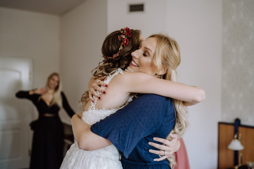 Glückliche Braut umarmt Wedding Planerin Vivan Anna vor Freude