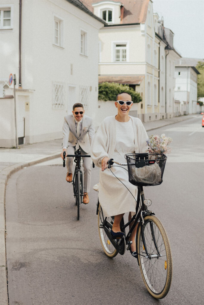 Braut und Bräutigam auf dem Fahrrad unterwegs