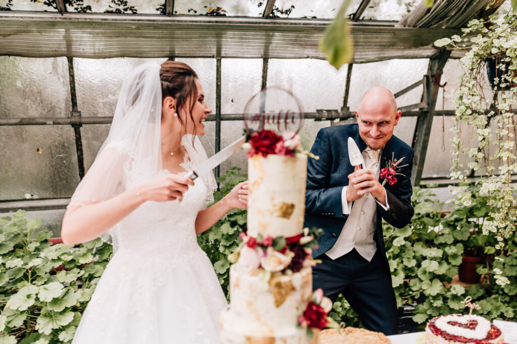 Brautpaar albert rum beim Anschneiden der Hochzeitstorte | Strauß & Fliege