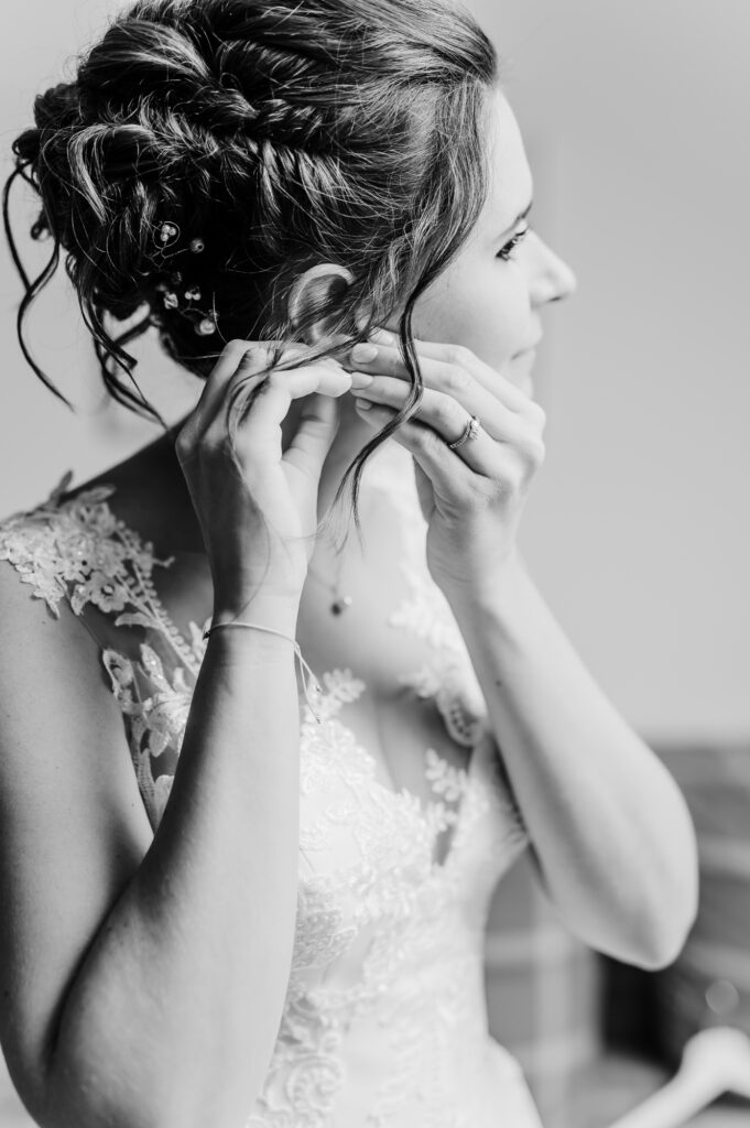 Braut beim Getting Ready vor der Hochzeit | Strauß & Fliege