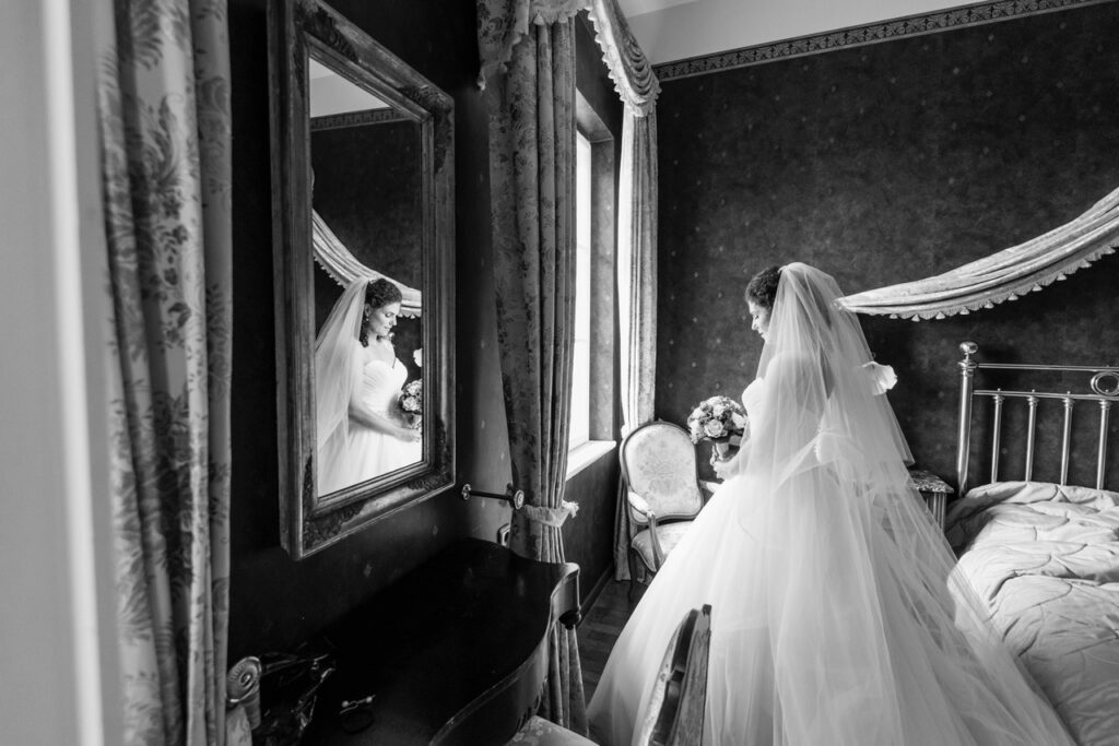 Braut macht sich bereit für die Trauung in pompösen Schlosssaal