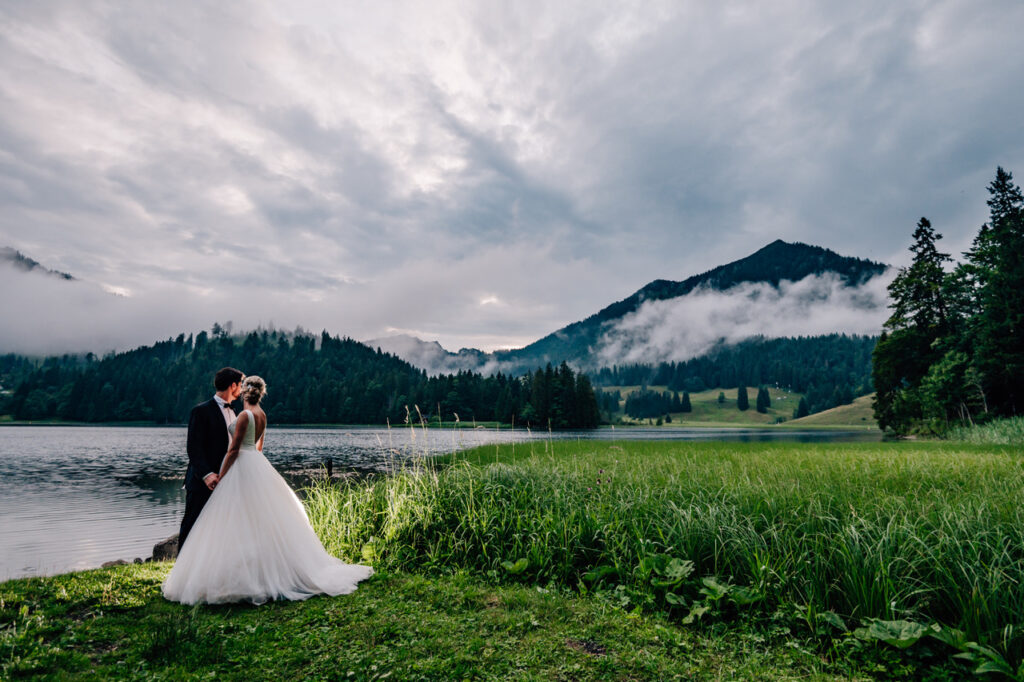 Hochzeitsfotograf Bayern | Jung und Wild schießt spektakuläre Bilder | Strauß & Fliege