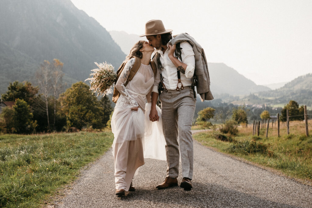 Boho Brautpaar in Wanderstiefeln