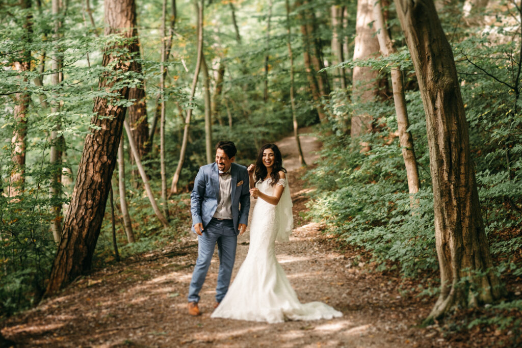 Lachendes Brautpaar im Wald