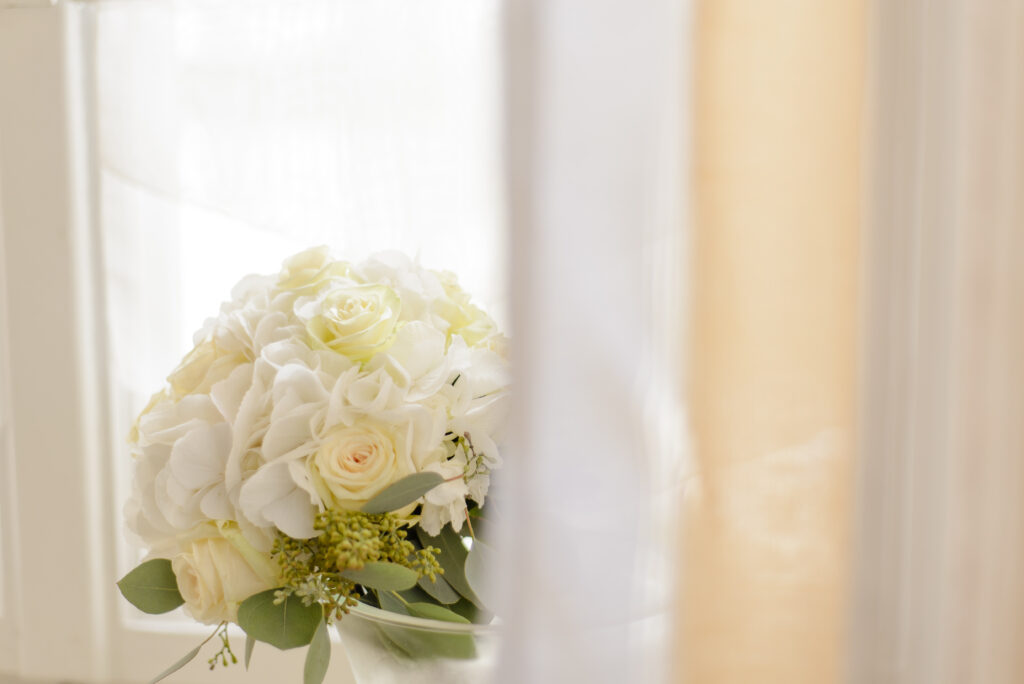 Brautstrauß weiß | Blumenstrauß Hochzeit | Strauß & Fliege