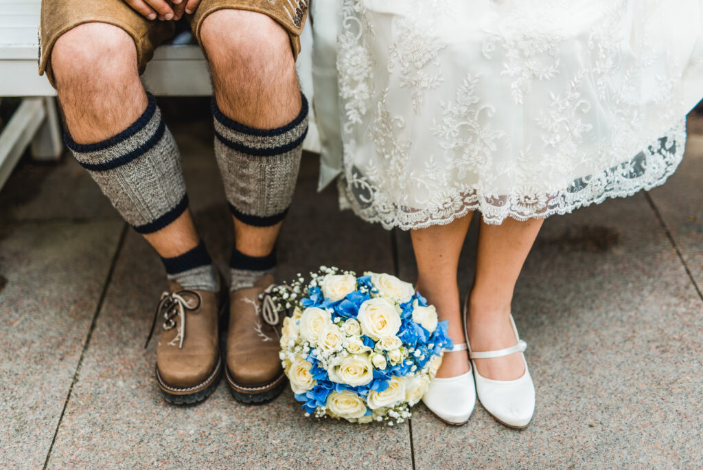 Brautstrauß blau | Blumenstrauß Trachtenhochzeit in Bayern | Strauß & Fliege