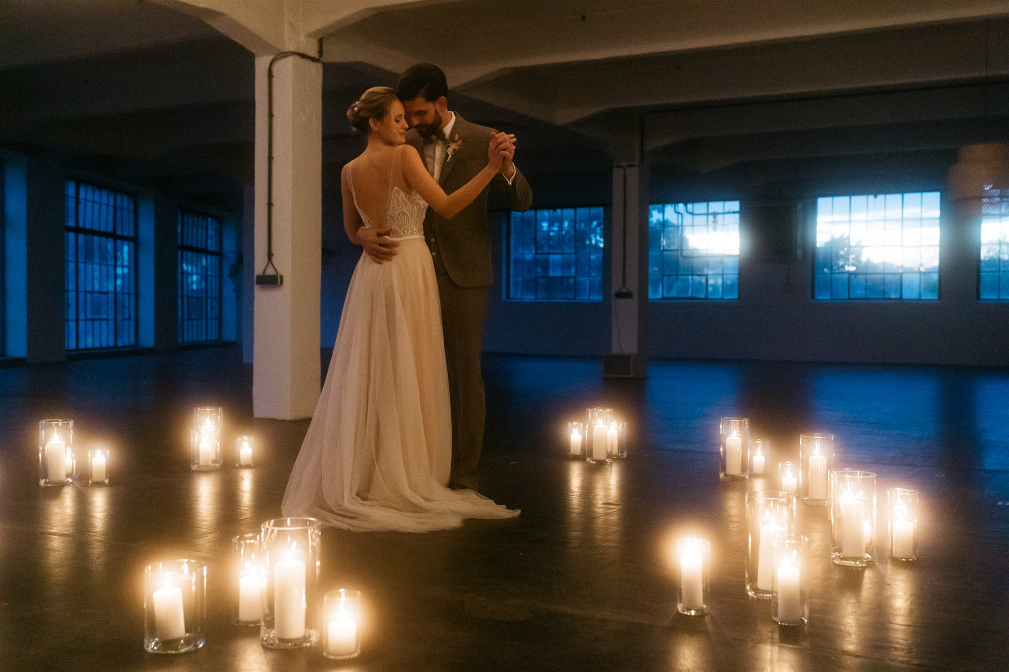 Brautpaar Tanz Kerzenschein | Freie Trauung Wien | Strauß & Fliege