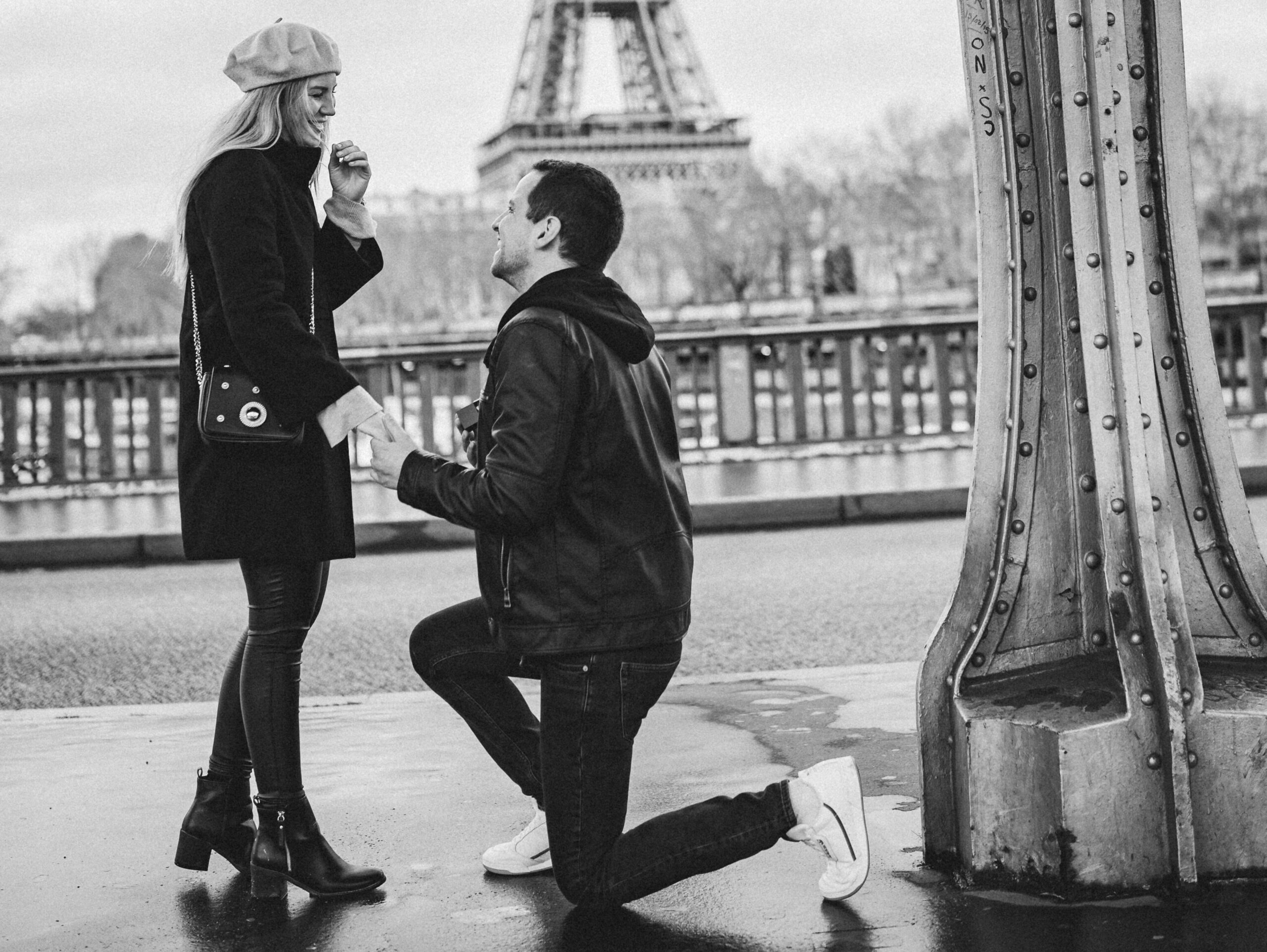 Heiratsantrag unter dem Eifelturm in Paris