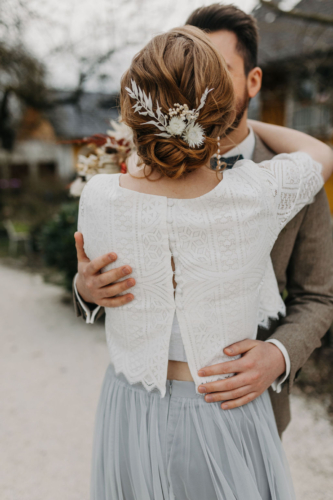 Boho Brautkleid aus Strick und in Farbe | Strauß & Fliege