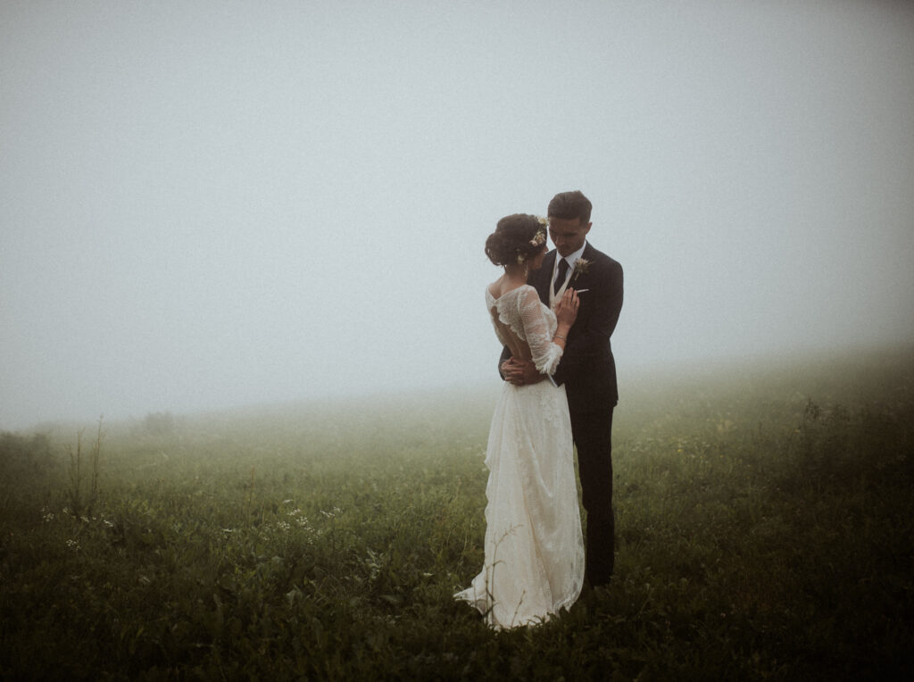 Brautpaar im Nebel | Freie Trauung | Strauß & Fliege