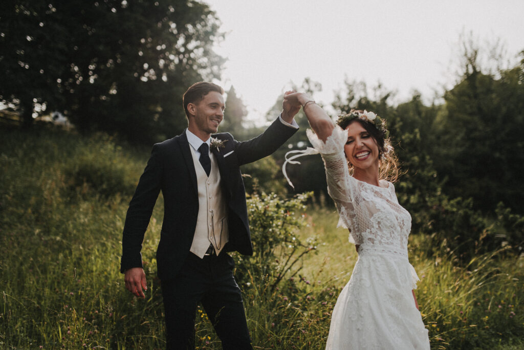 Brautpaar tanz auf einer Wiese | Freie Trauung | Strauß & Fliege