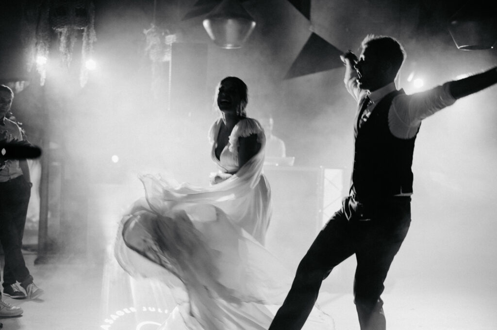 Brautpaar tanzt wild auf der Feier | Freie Trauung | Strauß & Fliege