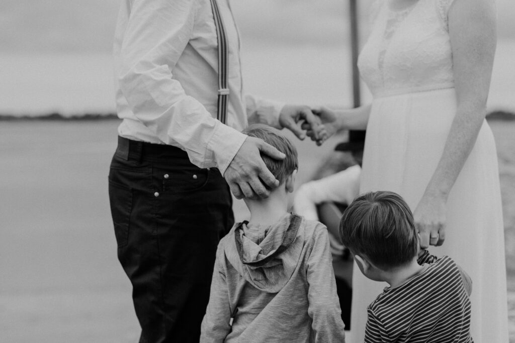 Elopement Hochzeit am Strand nur mit den Kindern | Strauß & Fliege