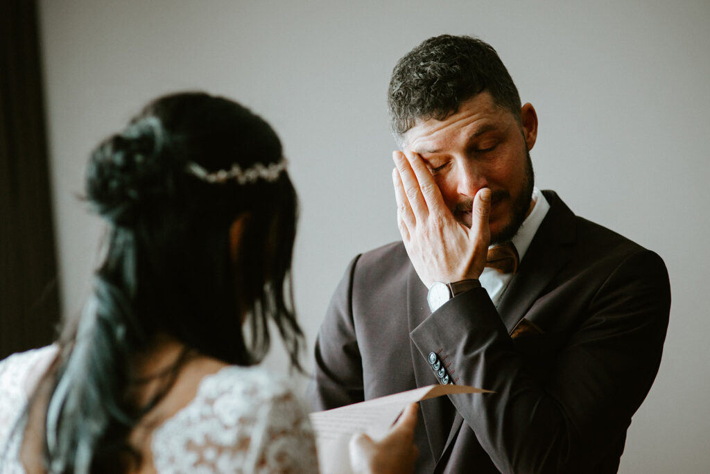 Persönliches Eheversprechen | Bräutigam in Tränen | Strauß & Fliege