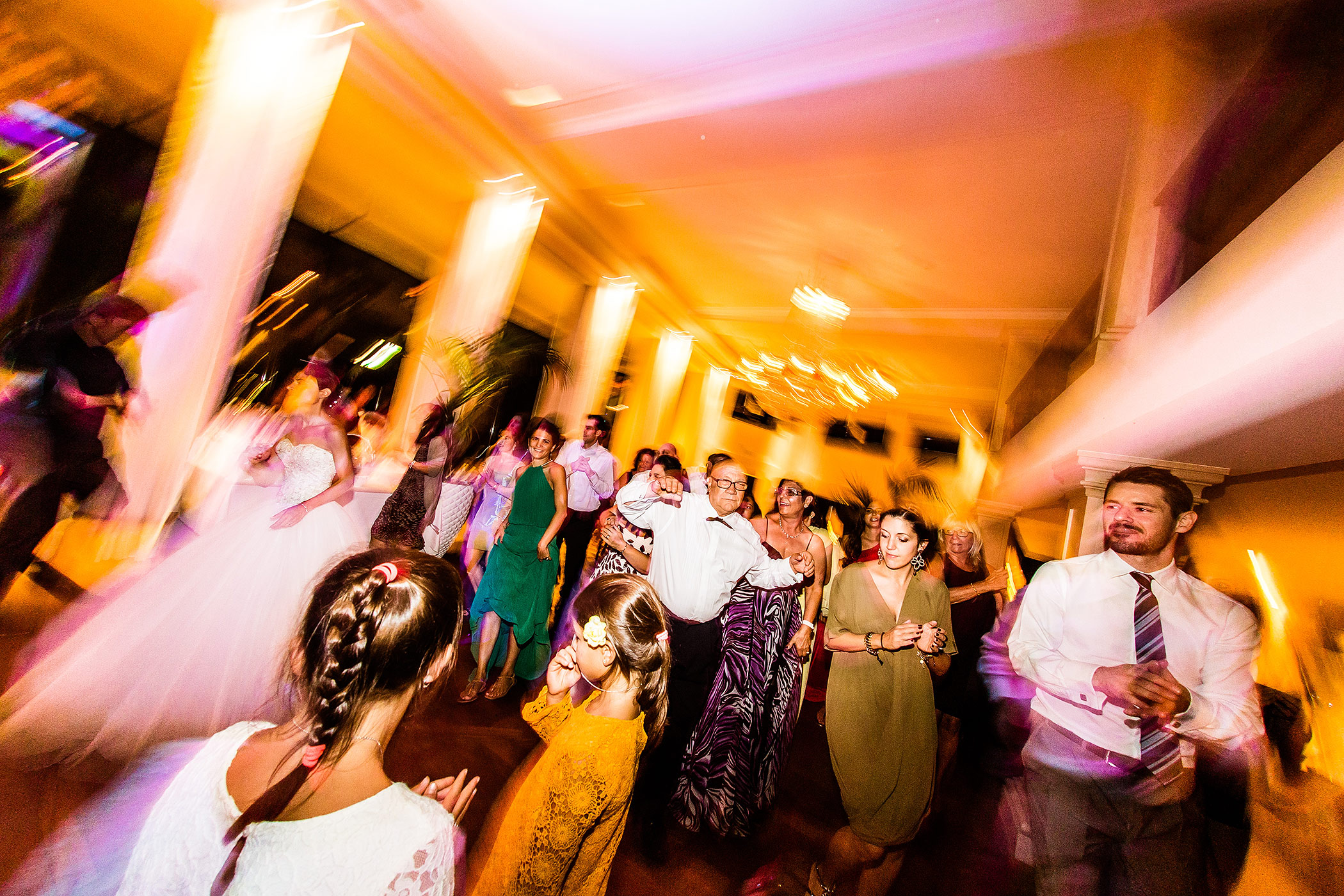 Ausgelassene Stimmung auf der Hochzeit in Luzern | Strauß & Fliege