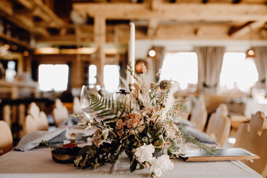 Hochzeitsdekoration | Tischdekoration Blumen | Strauß & Fliege