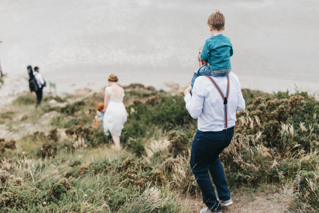 Brautpaar und Trauredner wandern zur Strandzeremonie | Strauß & Fliege
