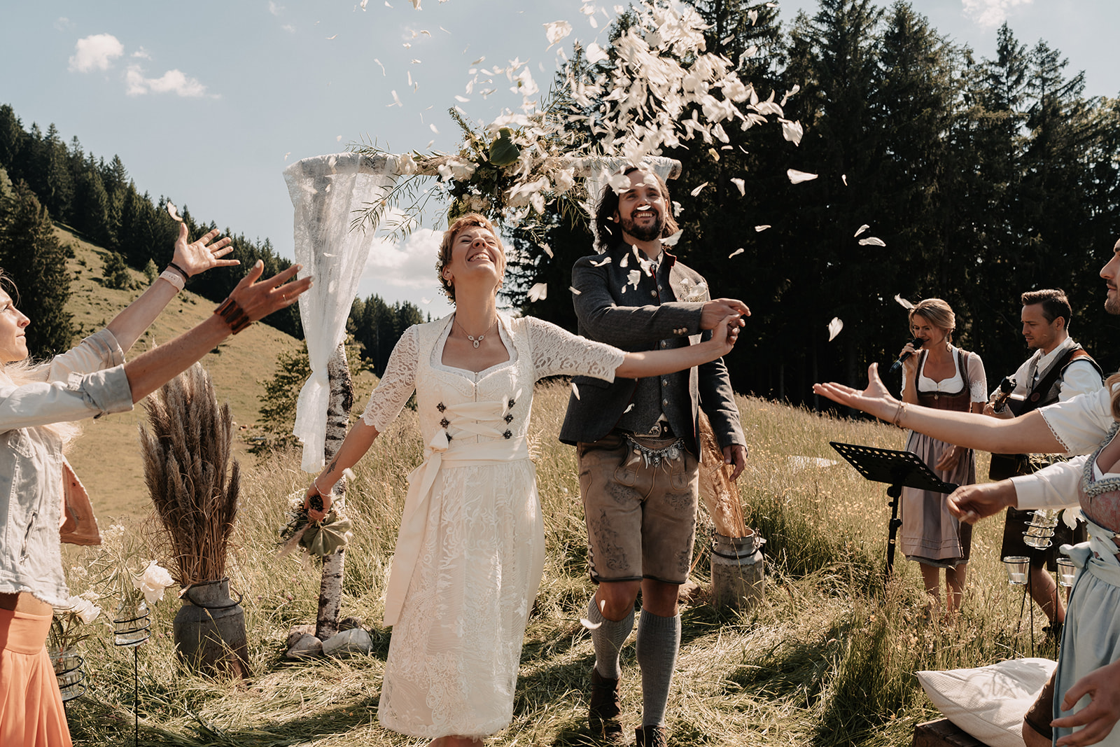 Freie Trauung in den Bergen | Brautpaar im Blumenregen | Strauß & Fliege