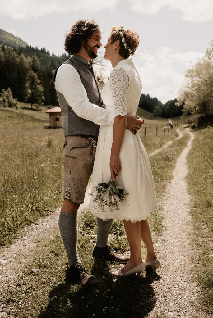 Hochzeitspaar in Tracht | Dirndl und Lederhosen | Strauß & Fliege