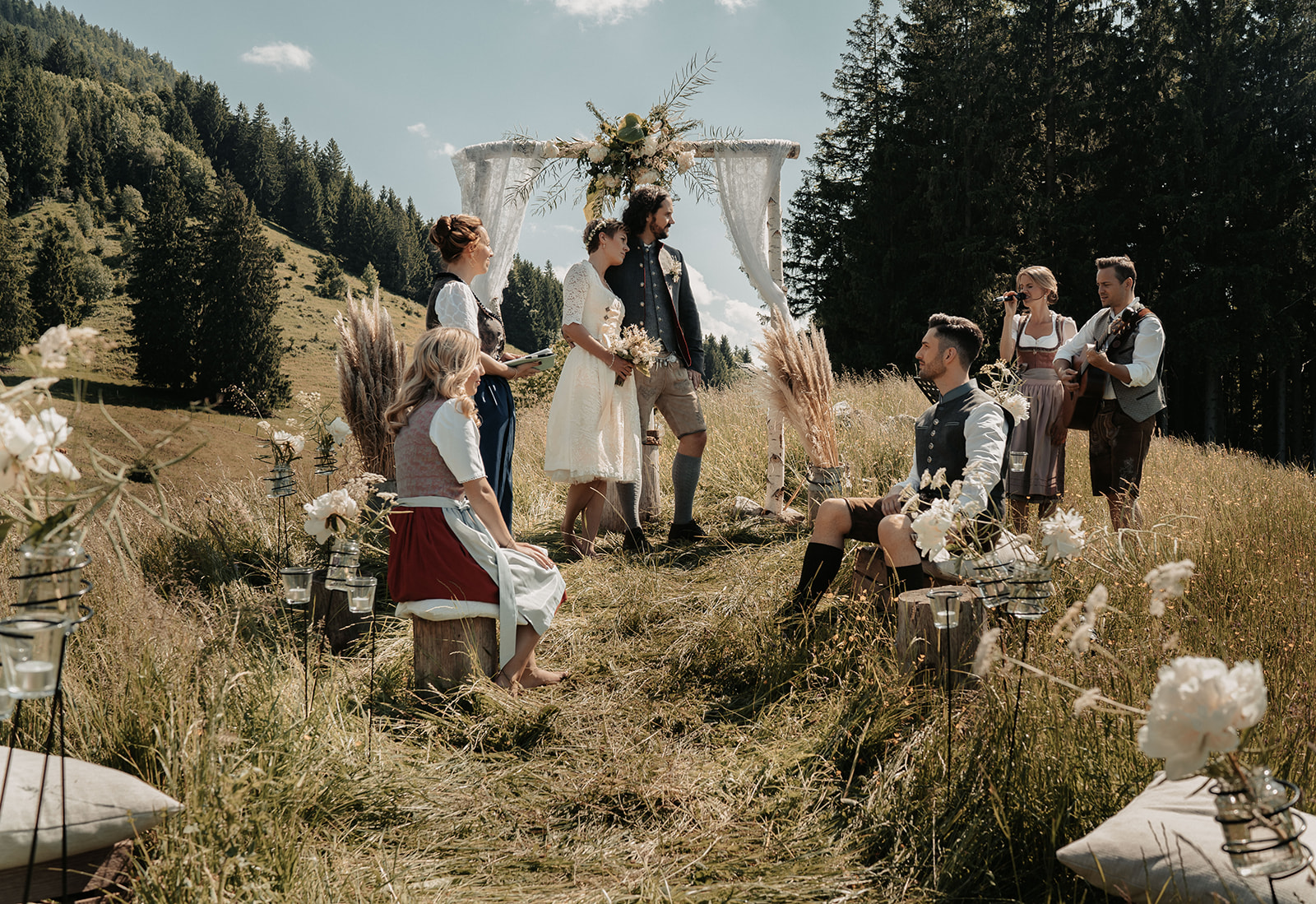 Freie Trauung in den Bergen | Hochzeit auf der Weyerer Alm | Strauß & Fliege