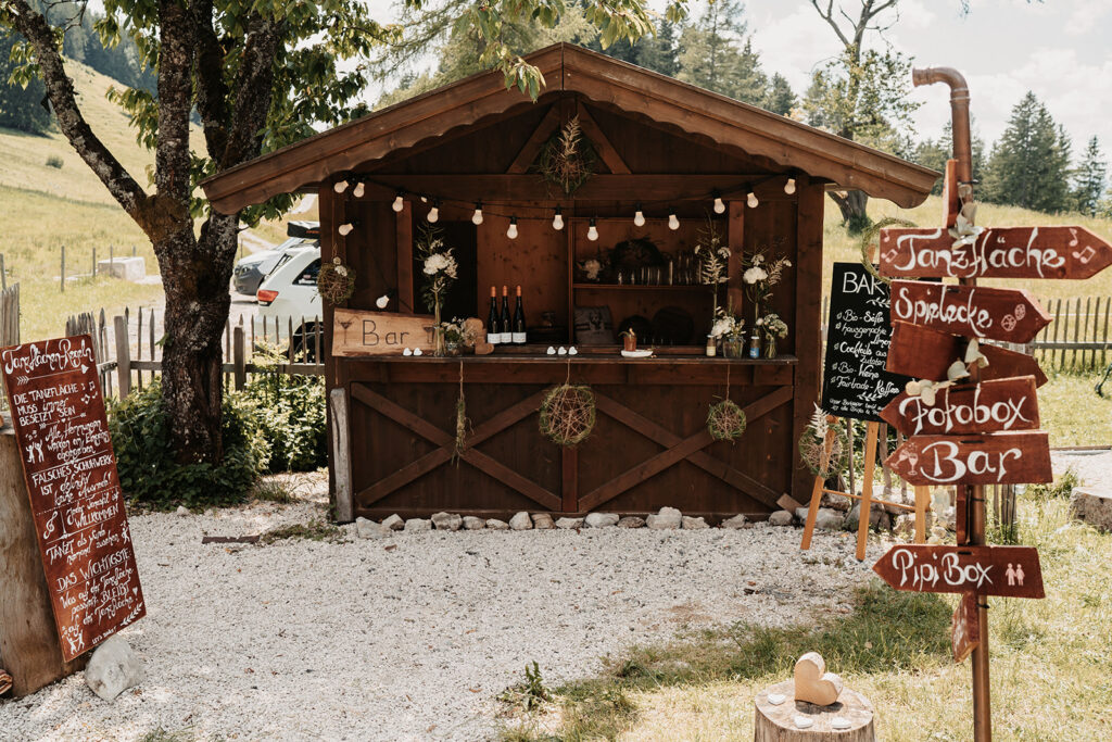 Freie Trauung in den Bergen | Hochzeit auf der Weyerer Alm | Strauß & Fliege