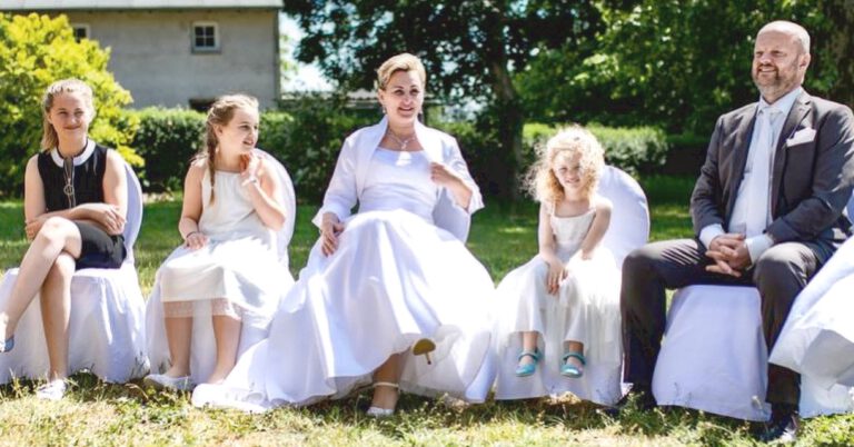 Erneuerung Eheversprechen mit Kindern in der Zeremonie | Strauß & Fliege