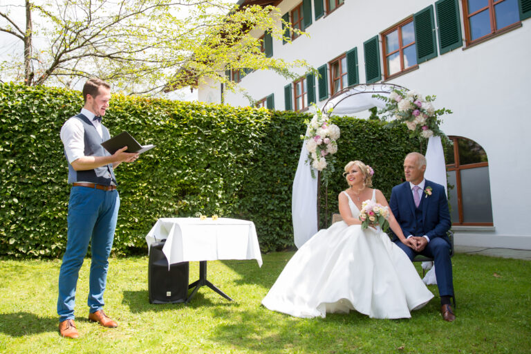 Freie Trauung im Garten | Trauredner Simon Zimmermann | Strauß & Fliege