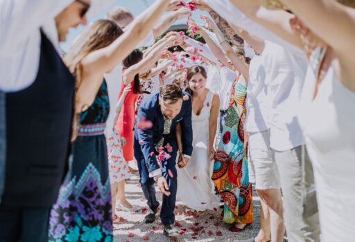 Freie Trauung | Gäste stehen Spalier für den Einzug des Brautpaars | Strauß & Fliege