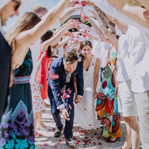 Gäste in der freien Trauung einbinden: Nähe entsteht nicht durch Programm