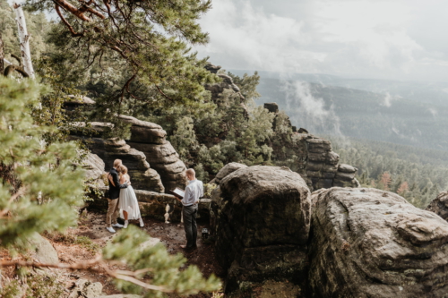 Elopement und Tiny Wedding im Elbsandsteingebirge | Trauredner Anton Pohle | Strauß & Fliege