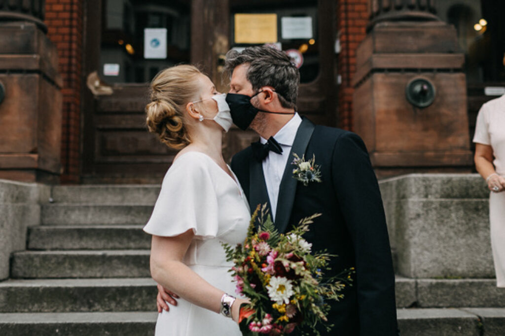 Hochzeit mit Corona | Brautpaar vor dem Standesamt | Strauß & Fliege