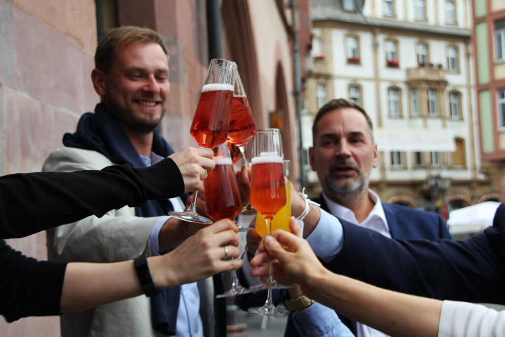 Prosit nach dem Besuch auf dem Standesamt | Strauß & Fliege