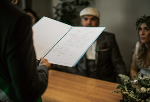Standesamtliche Zeremonie am Pragser Wildsee in Tirol | Persönliche Traurede | Strauß & Fliege