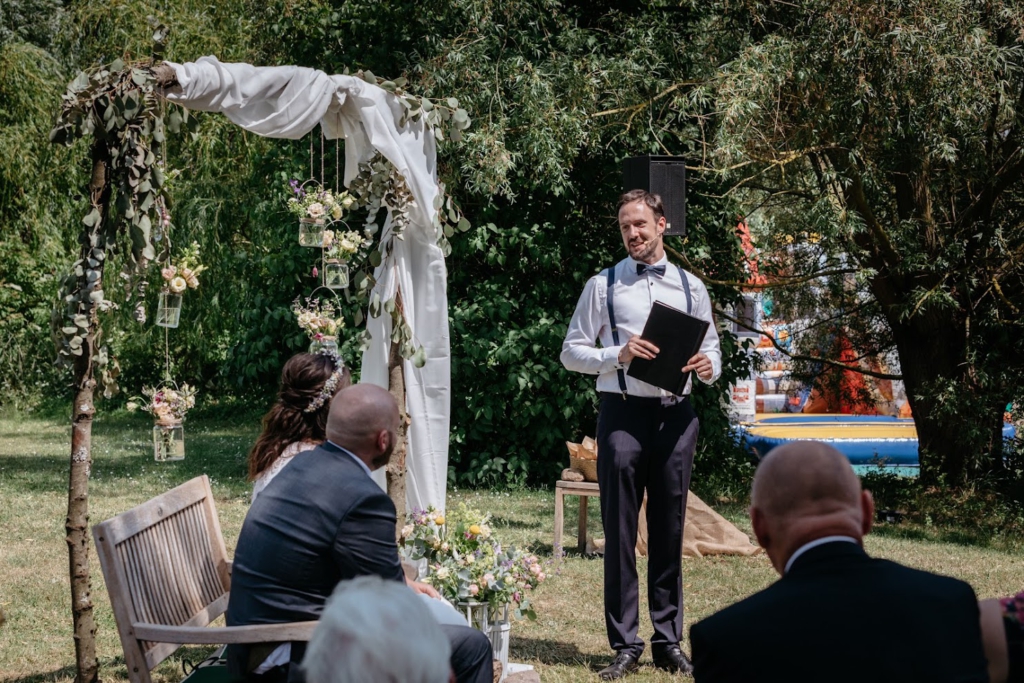 Freie Trauung auf dem Hochzeitshof Wetzenow 15 | Hochzeitsredner Berlin und Sachsen Tobias Wollschläger | Strauß & Fliege