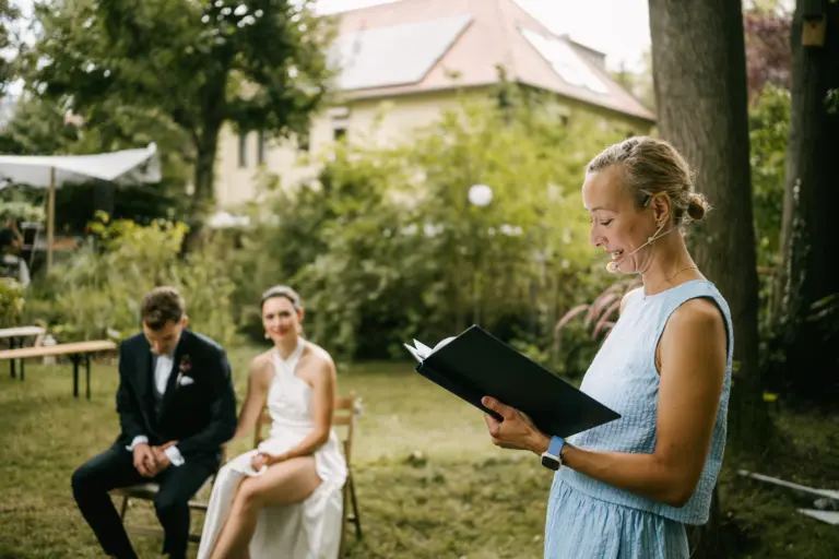 Freie Trauung im Garten | Traurednerin Heike Stier aus Dresden | Strauß & Fliege