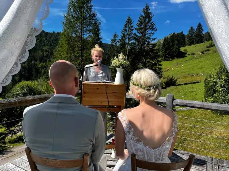 Freie Trauung im Almbad Sillberghaus | Traurednern Marie Huckebeck | Strauß & Fliege