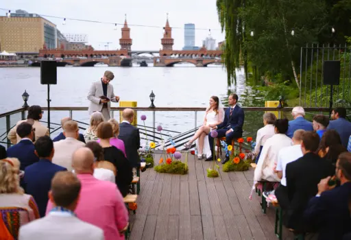 Freie Trauung Redner Johann-Jakob im Fluxbau Berlin| Strauß & Fliege