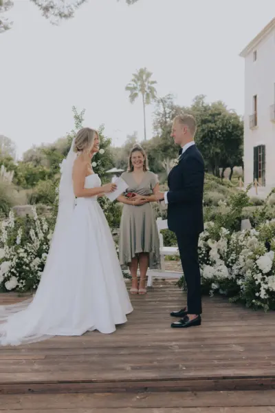 Destination Wedding mit Traurednerin Verena Lindner in der FInca Monerta auf Mallorca | Strauß & Fliege